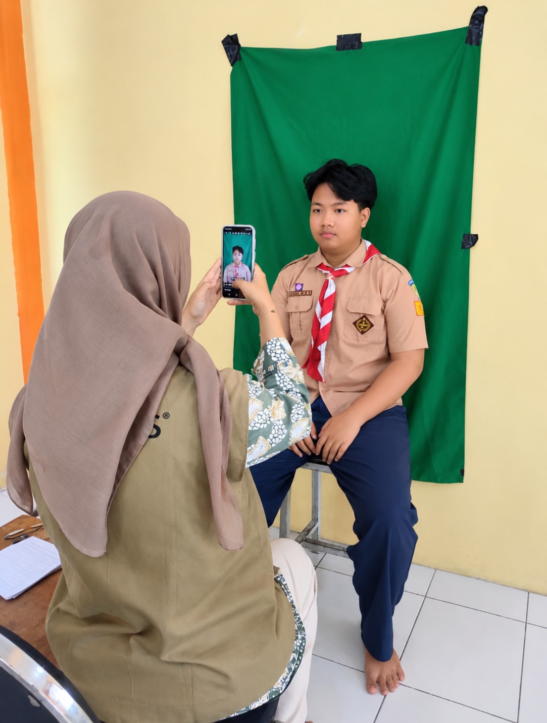 Sinergi dengan Kwarnas, SMP Islam Al Ummah Gelar Perekaman Foto KTA Pramuka untuk Siswa dan Guru