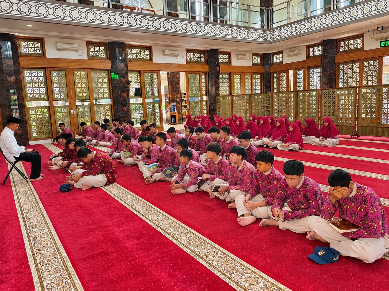 Awali Hari dengan Al-Qur'an, Siswa SMP Islam Al Ummah Khusyuk Ikuti Pembiasaan Tahsin dan Tahfidz di Masjid Ar Rayyan