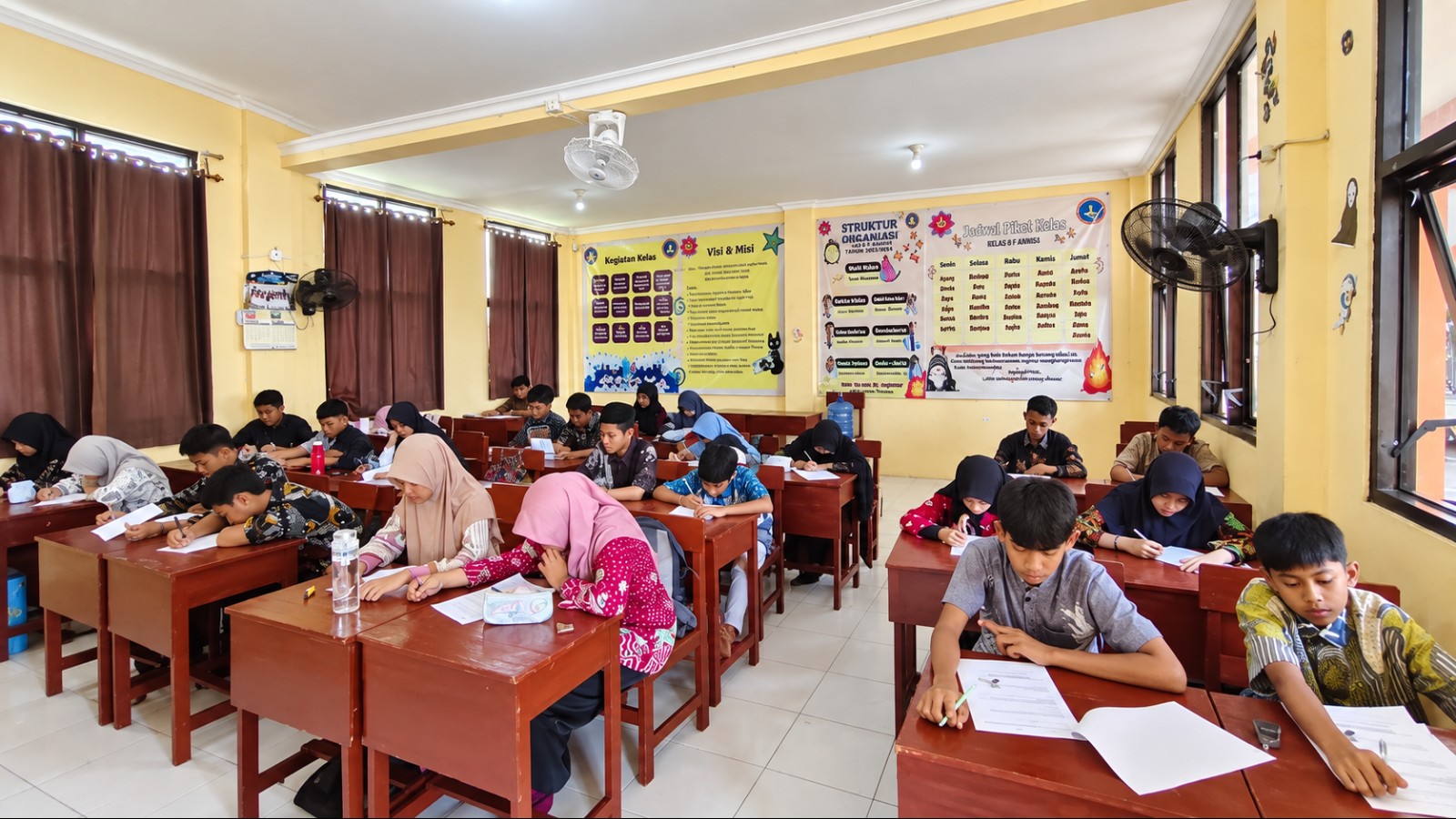 Semarak Hari Batik Nasional, Ruang Kelas SMP Islam Al Ummah Dipenuhi Corak Wastra Nusantara