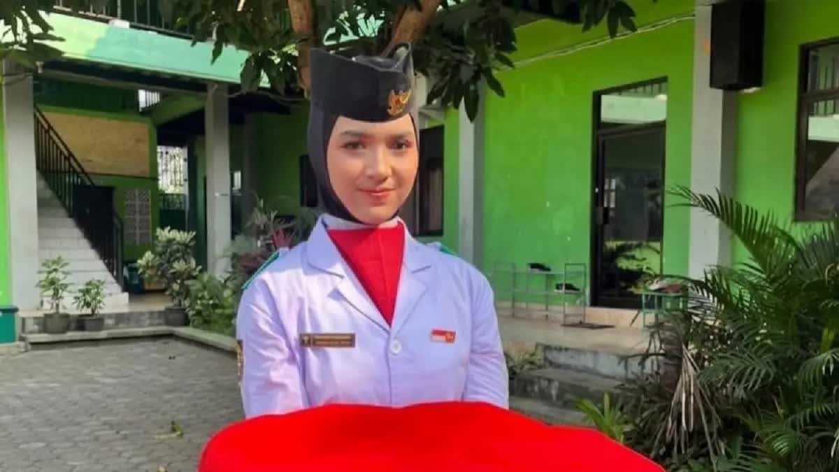 Membanggakan! Kisah Siswi SMP Islam Al Ummah Terpilih Jadi Pembawa Baki Paskibra HUT RI (Liputan Radar Jombang)