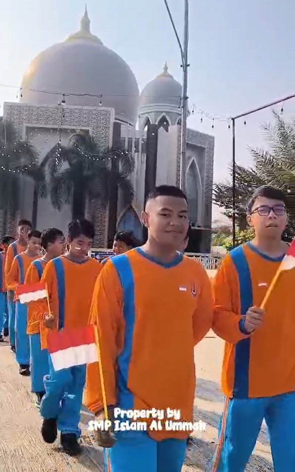 Sinergi Semarakkan HUT RI ke-81, SMP Islam Al Ummah dan MA Al Ummah Gelar Jalan Sehat Susuri Desa Dukuh Pundong